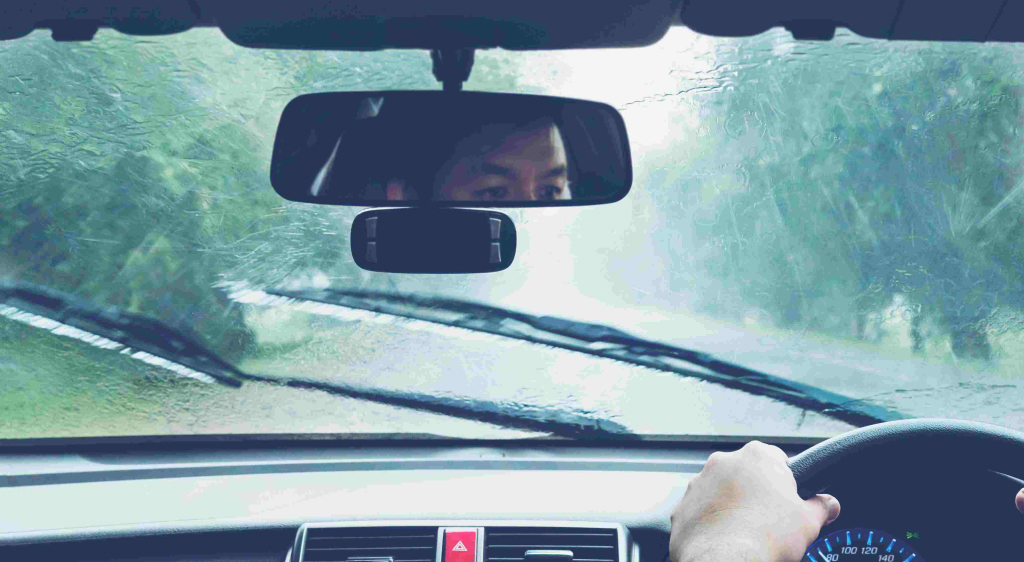 como evitar empañar parabrisas de auto