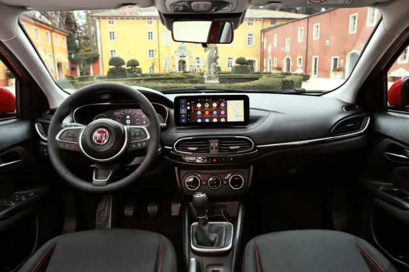 Sistema Uconnect en tablero de auto